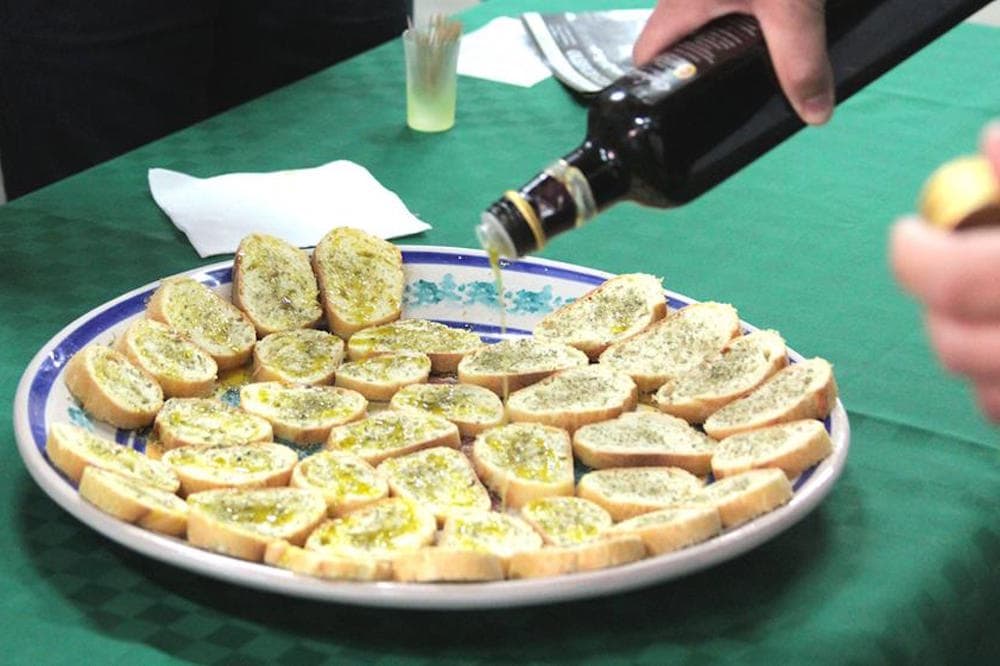 Visita in frantoio con degustazione di olio e prodotti tipici vicino a Ragusa-image-7