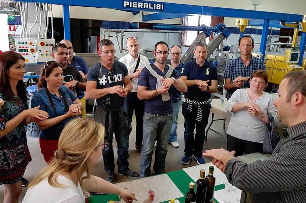 Visita in frantoio con degustazione di olio e prodotti tipici vicino a Ragusa-image-8