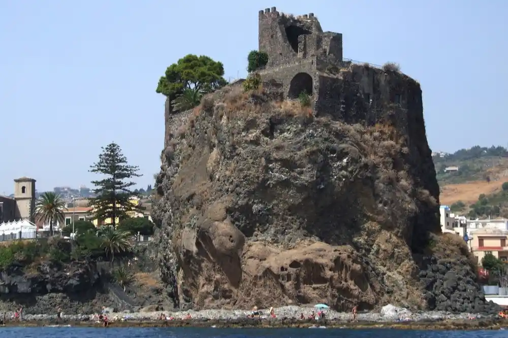 Go trekking to discover the sea stacks in Acitrezza between legend and nature-image-5
